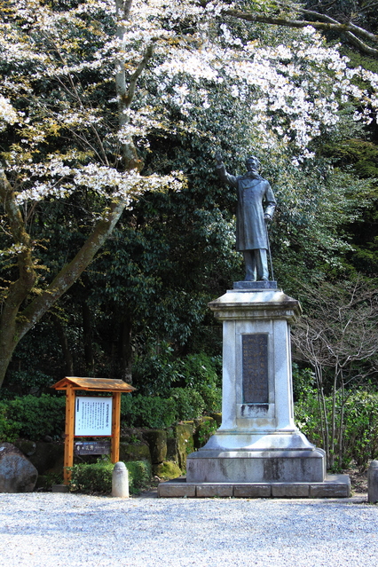 板垣遭難の地・中教院跡地付近にある岐阜公園内に建てられた板垣退助像。