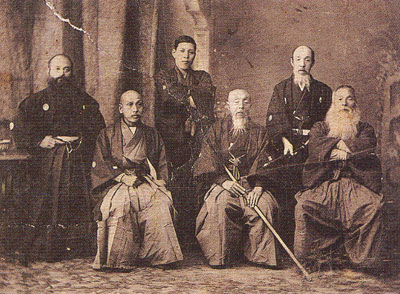 永倉新八の肖像写真（最晩年の大正2年に札幌で撮影。前列中央が永倉。）