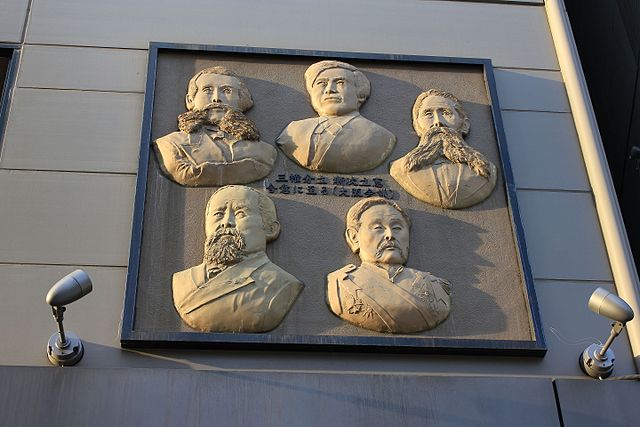 1875年の大阪会議の開催地すぐそばのビル壁面にある参加者5人のレリーフ