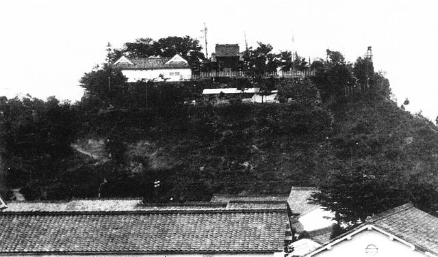 昭和時代初期撮影の復元天守前の福知山城跡。天守台には移築された銅門続櫓がみえる。
