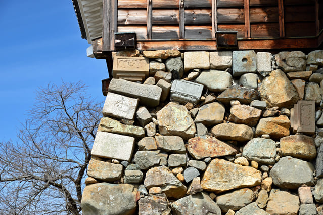 福知山城の石垣。転用石が使われている。