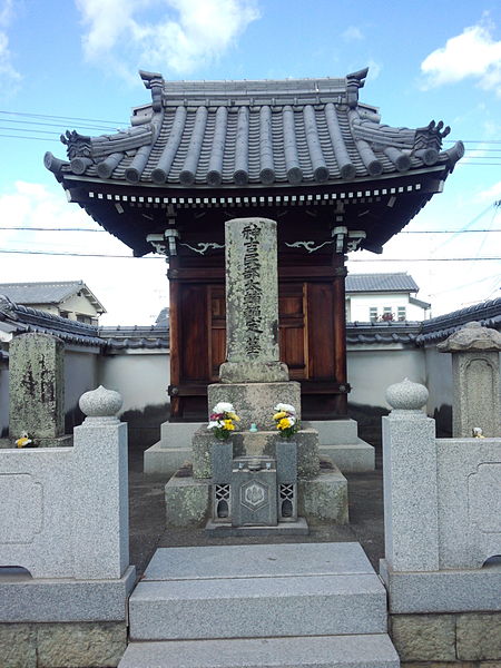 神吉城跡にある神吉頼定の墓