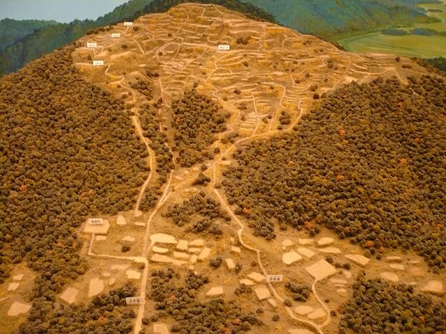 数多くの曲輪が存在する観音寺城の模型
