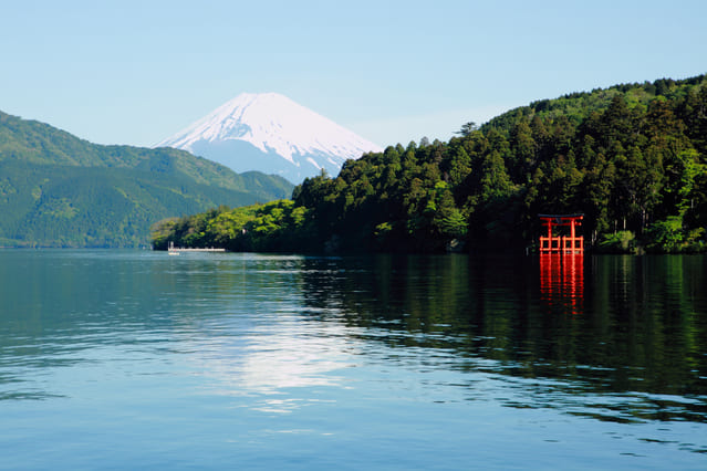 芦ノ湖と富士山。箱根神社（旧箱根権現）の鳥居も見える。