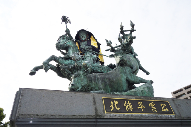 小田原駅前にある早雲の騎馬像