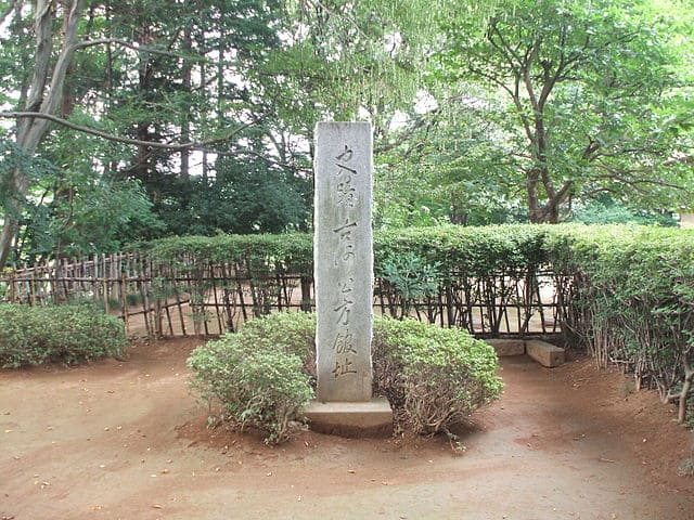 古河総合公園内にある、成氏が築いたという古河公方館（鴻巣御所）の碑。
