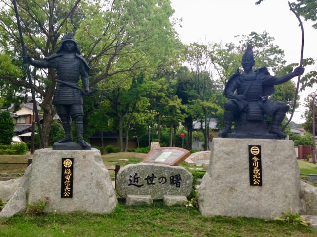 桶狭間古戦場公園にある織田信長と今川義元の像