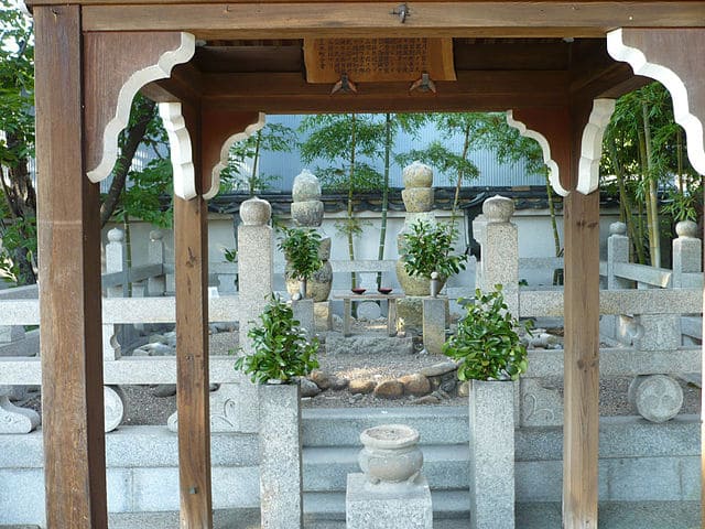 兵庫県三木市の雲龍寺にある別所長治夫妻の首塚