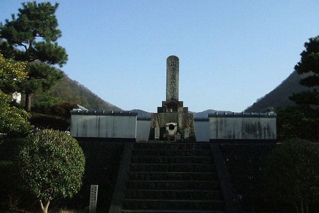 山中鹿介の最期の地「阿井の渡し」にある鹿助の墓所