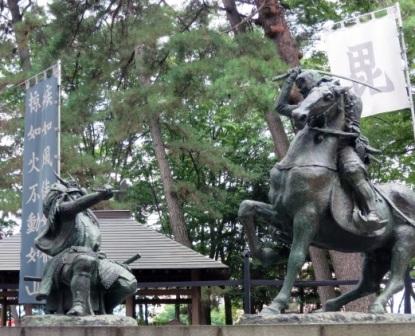 八幡原史跡公園にある信玄・謙信一騎討ちの像