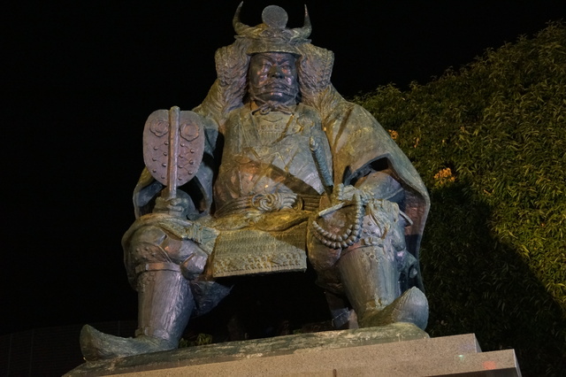 甲府駅前にある武田信玄の像