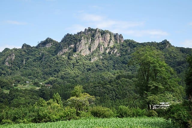 南方からみた岩櫃山。中腹に武田の三堅城のひとつ、岩櫃城跡がある。