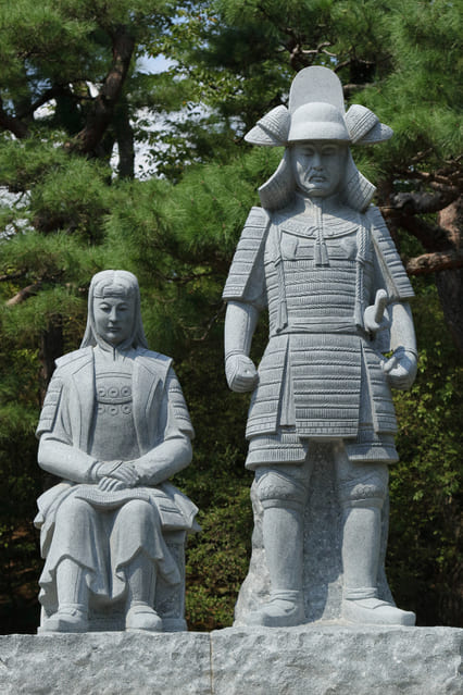 沼田城址にある信之と小松姫の像