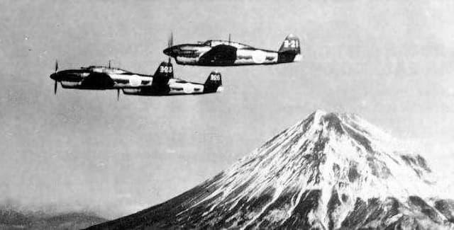 芙蓉部隊の主要機「彗星」と部隊名の由来となった富士山（出典：wikipedia）
