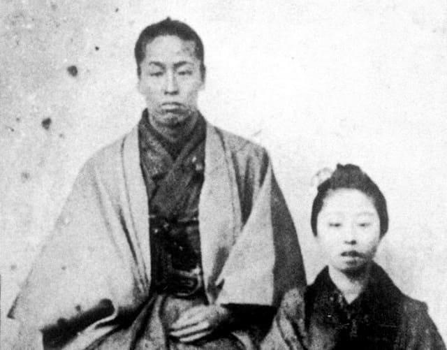 中村半次郎時代の写真。隣の女性は京都四条「村田煙管店」の娘で桐野の恋人であった村田さと（出典：wikipedia）