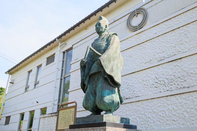 岡崎義実の像（神奈川県平塚市）