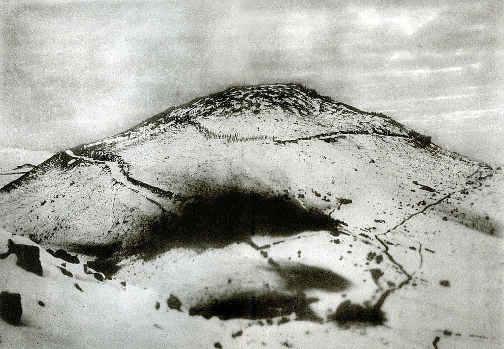 当時の二〇三高地（明治４２年発行の、海軍軍令部『明治三十七八年海戦史』第二巻より。出典：wikipedia）
