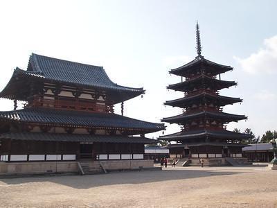 ※法隆寺金堂（左）と五重塔（右）