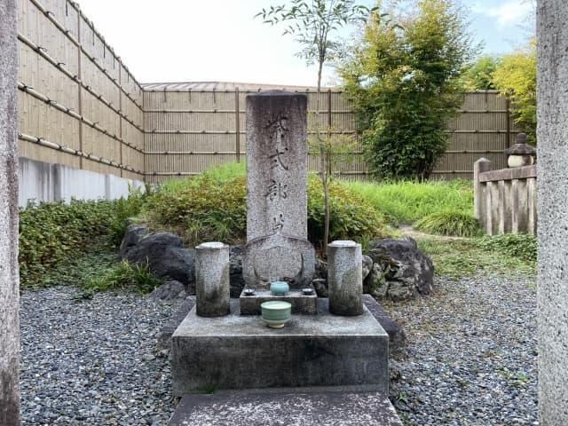 京都市北区紫野西御所田町にある紫式部の墓
