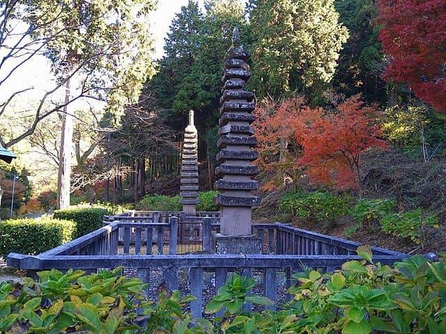 白峯寺（香川県坂出市青海町）にある石造十三重塔（出典：wikipedia）