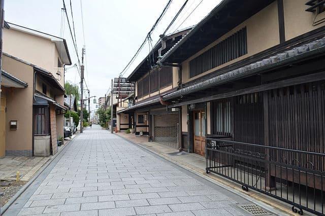 京都市上京区にある西陣地区、中心地・大黒町の石畳通り（出典：wikipedia）