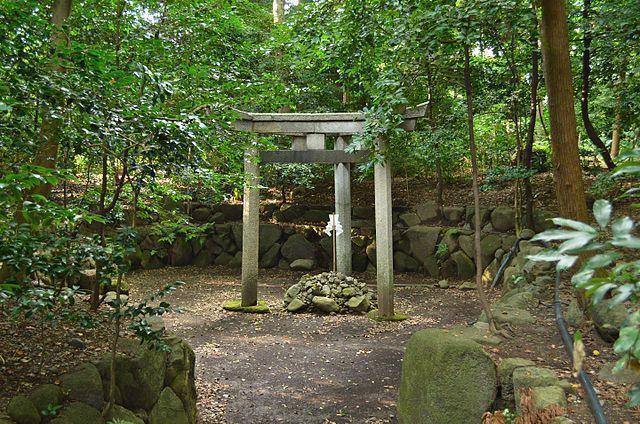 木嶋神社の三柱鳥居(wikipediaより)
