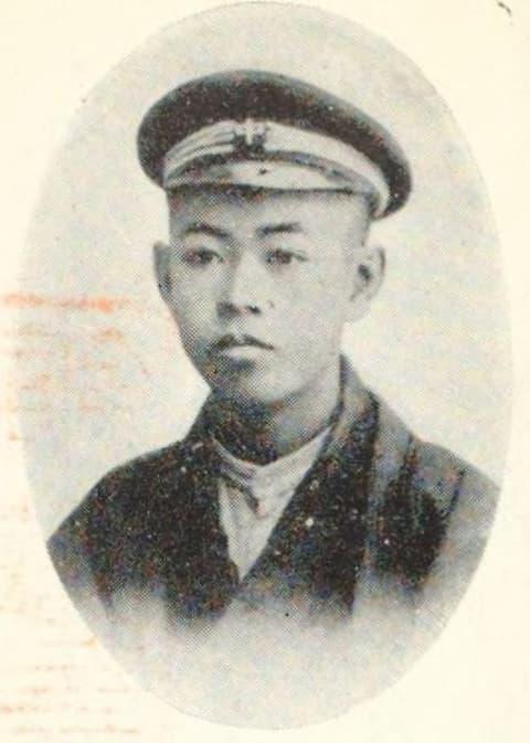 少年時代の吉野作造（1908年3月。出典：国立国会図書館「近代日本人の肖像」）