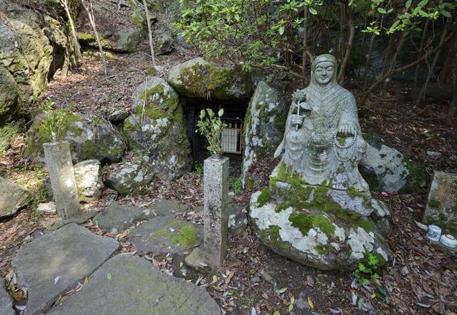 空印寺（福井県小浜市）の境内にある「八百比丘尼入定洞」