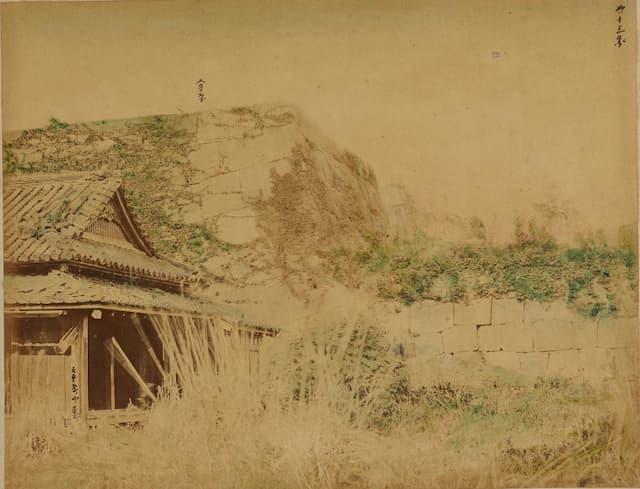 天守台・西番所（『旧江戸城写真帖』より、1871年撮影。出典：Colbase）