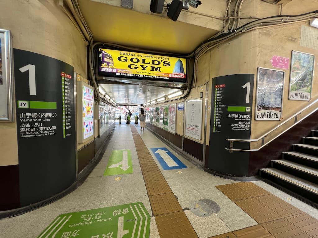 剥き出しの配線が目立つ