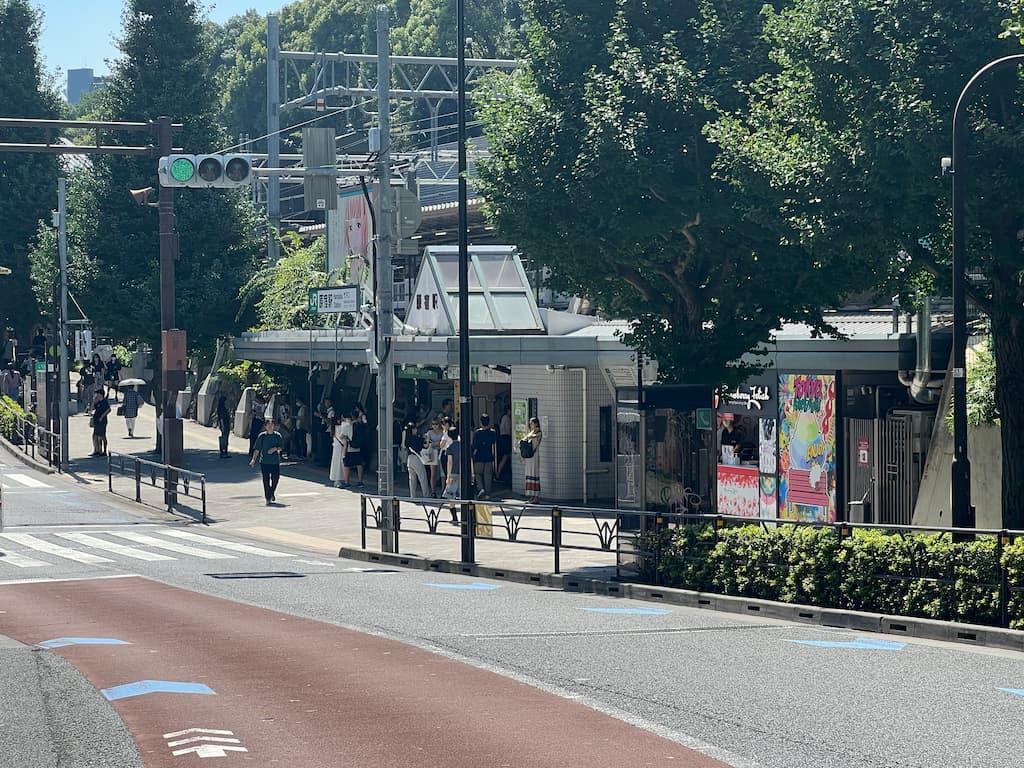 道路の起伏がみてとれる原宿駅竹下口付近
