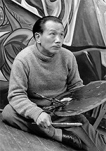 昭和28年、42歳の岡本太郎氏。自宅アトリエにて撮影（出典：wikipedia）