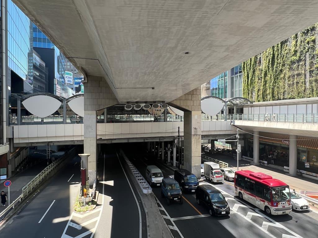 渋谷ストリームとSHIBYA SKYを結ぶ歩道橋と高速道路