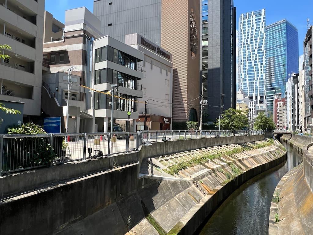 蛇行する渋谷川とリバーストリートの風景