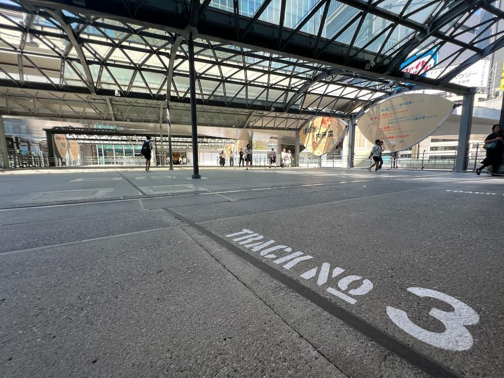 渋谷ストリームとSHIBYA SKYを結ぶ歩道橋とホームのペイント