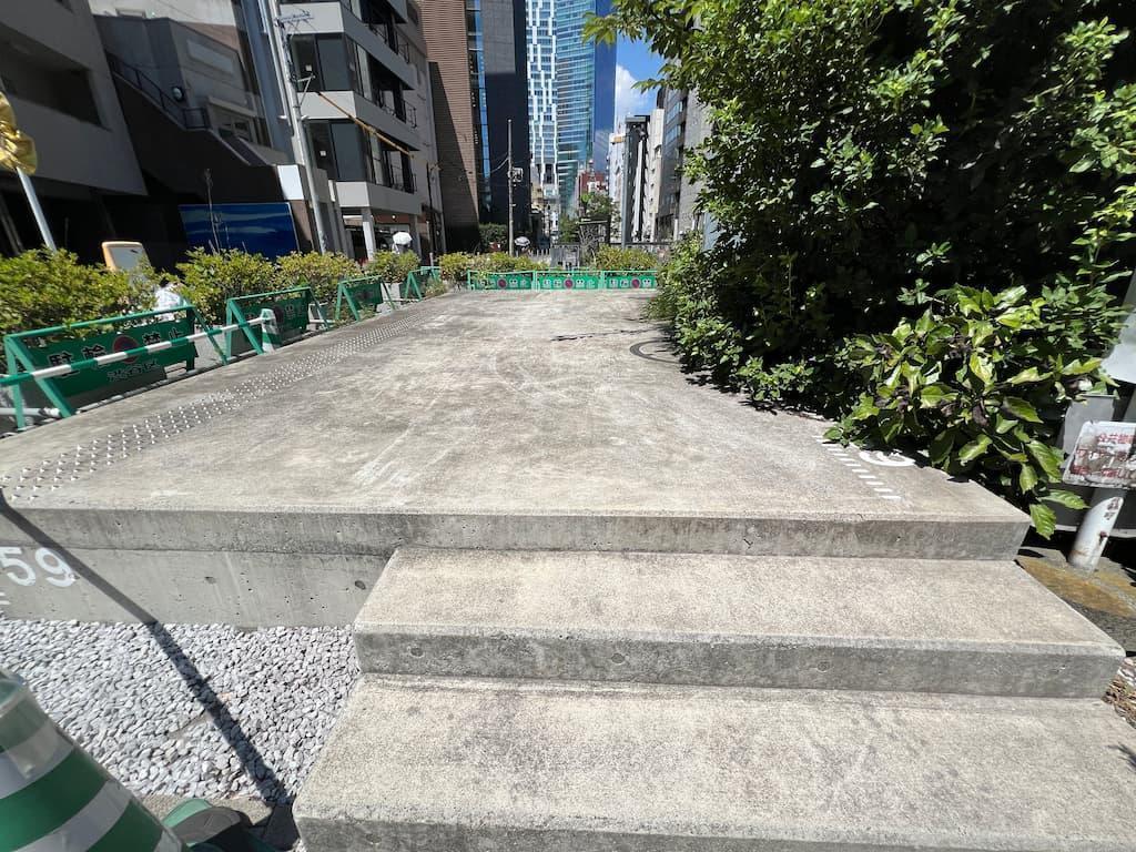 旧・並木橋駅ホームを模したコンクリート