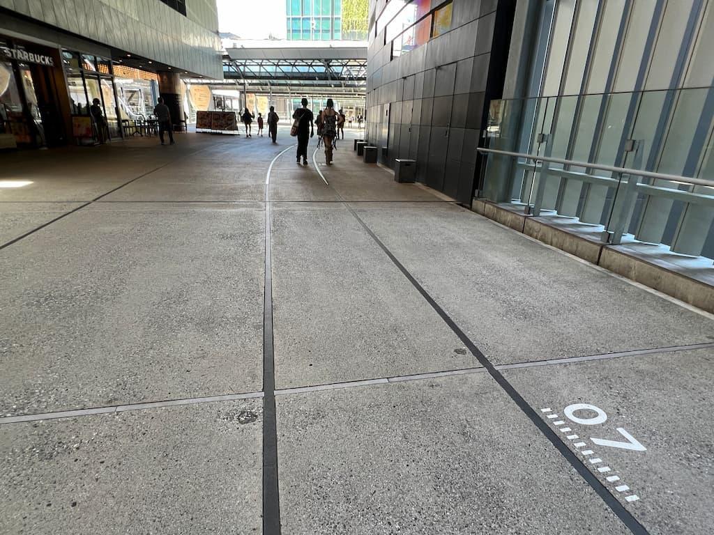 渋谷ストリーム館内に埋め込まれたレール