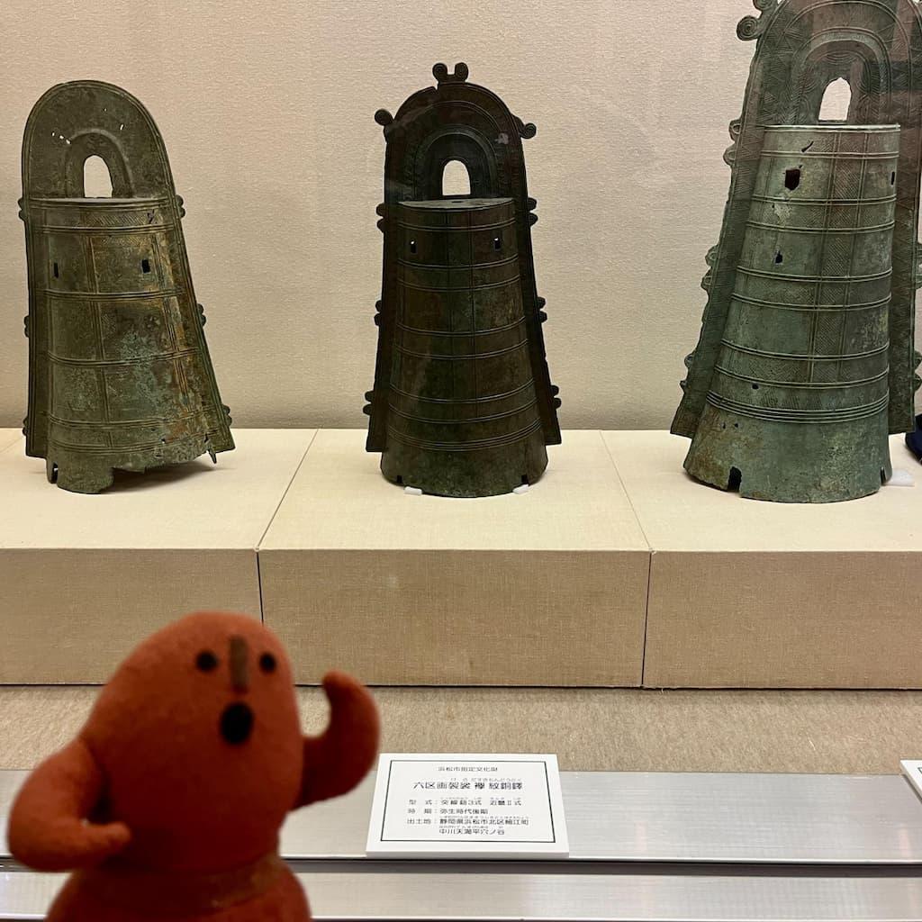 「姫街道と銅鐸の歴史民俗資料館」にある本物の“穴の谷銅鐸”（筆者撮影）