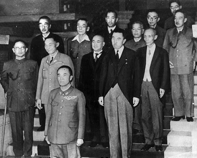 1945年8月17日、東久邇宮稔彦王と内閣閣僚ら（出典：wikipedia）