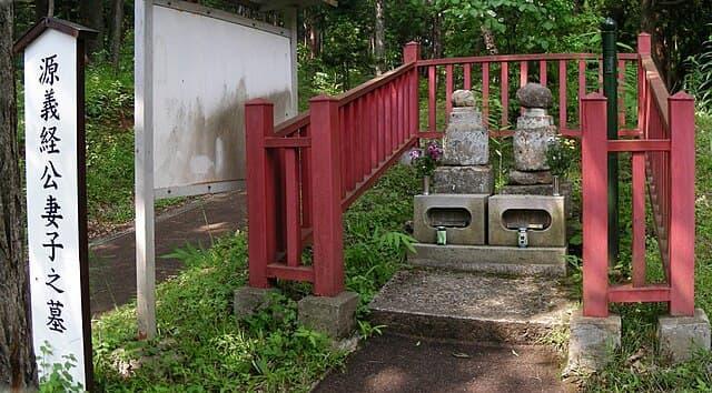 平泉町金鶏山の麓・千手堂境内にある、義経妻子の墓(出典:wikipedia)