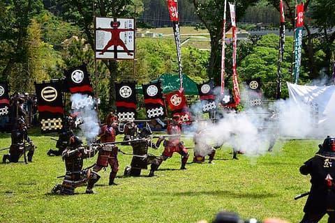 「長篠合戦のぼりまつり」での３段撃ちの再現（出典：wikipedia）