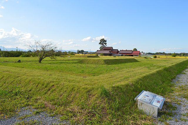 胆沢城跡。政庁地区回廊跡から東脇殿跡・正殿跡を望む（出典：wikipedia）