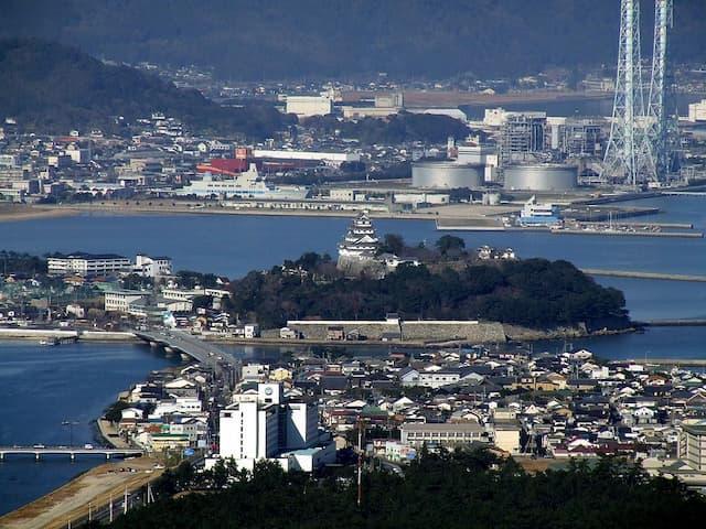 鏡山公園（唐津城から南東７～８ｋｍ程に位置）からみた唐津城