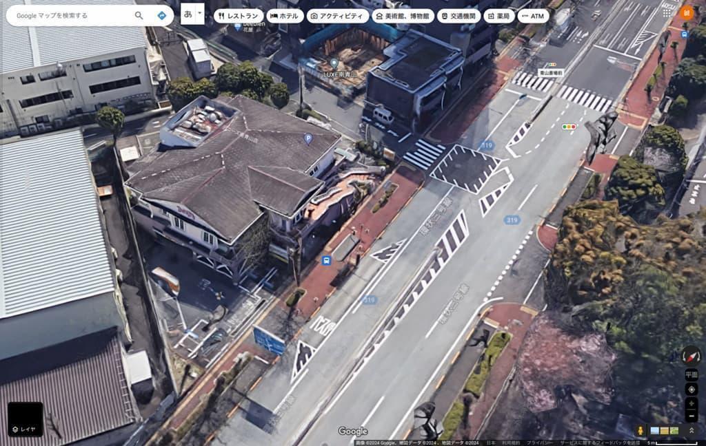 2017年10月頃、上空からのデニーズ南青山店（出典：<a href="https://www.google.co.jp/maps">Googleマップ</a>）