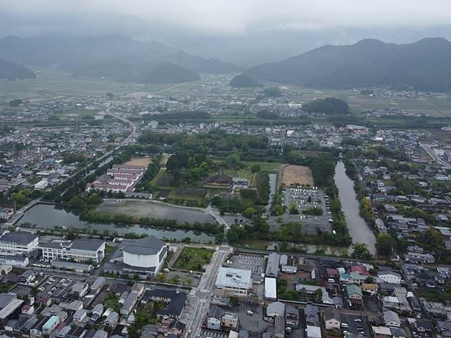 篠山城（空撮。出典：<a href="https://ja.wikipedia.org/wiki/%E7%AF%A0%E5%B1%B1%E5%9F%8E">wikipedia</a>、撮影：松岡明芳）