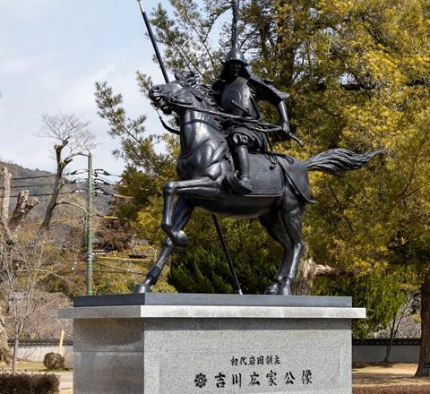 吉香公園にある吉川広家公銅像(山口県岩国市横山)
