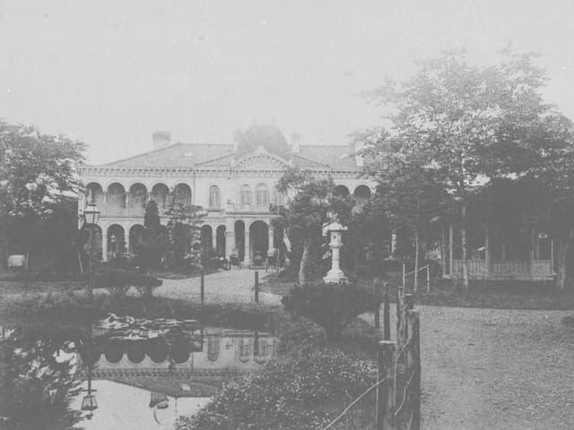 外国との社交場として、現在の千代田区内幸町に存在した鹿鳴館（1893年刊行『東京景色写真版』より。出典：国立国会図書館デジタルコレクション）