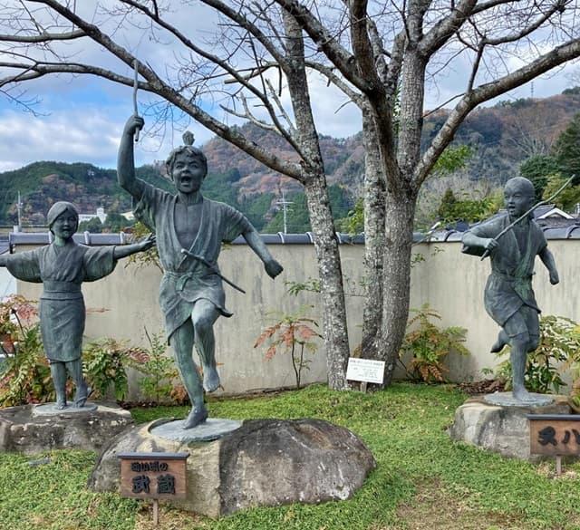 幼少期の又八、武蔵、お通の像(岡山県美作市今岡)