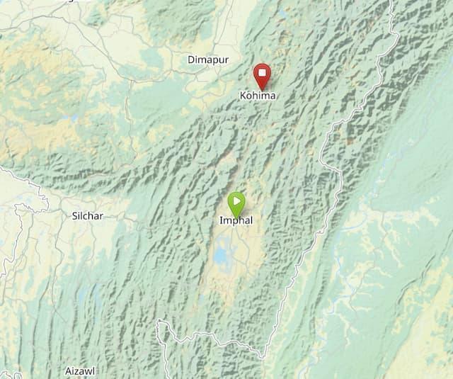 インパールとコヒマの位置関係。地図から付近が山脈地帯というのがわかる。（© OpenStreetMap contributors）