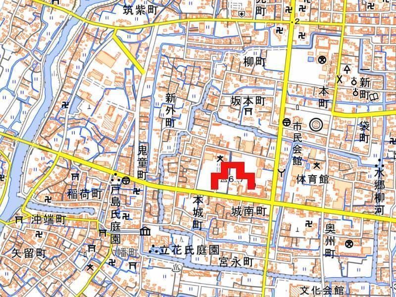 川で囲まれている柳川城跡の位置。（出典：国土地理院地図をもとに編集）